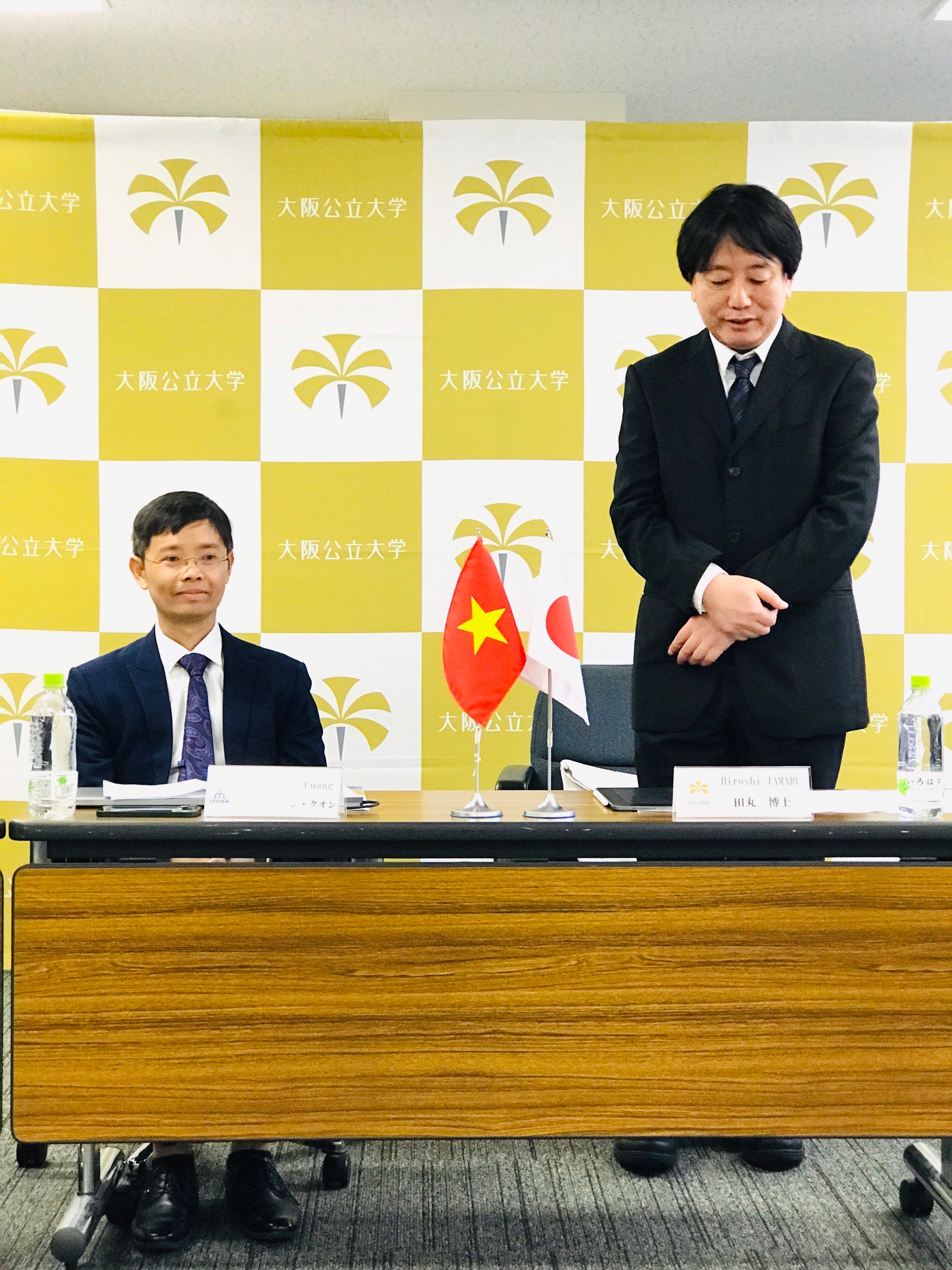 4 GS Hiroshi Tamaru - GD Vien Toan Cao cap Trung tam Osaka - DH Thanh pho Osaka Phat bieu chao mung